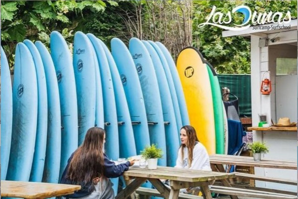aprender utilizar marca Escuela Surf Las Dunas - Inolvidable Experencia de Surf en Espana